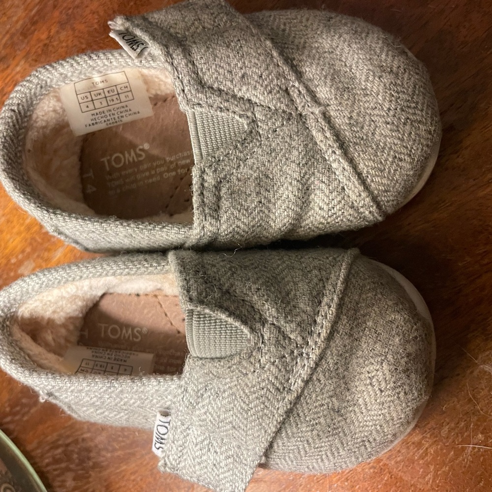 TOMS baby size 4